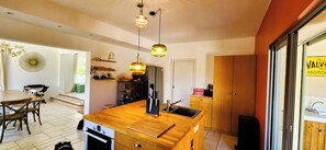 Fridge, microwave, oven, stovetop - Domaine de la Pigne, tranquillity as far as the eye can see (Puy-Saint-Martin)