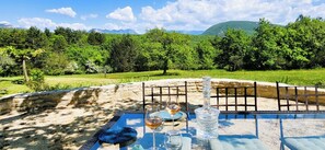 Outdoor dining - Domaine de la Pigne, tranquillity as far as the eye can see (Puy-Saint-Martin)