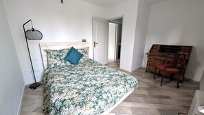 7 habitaciones, escritorio y tabla de planchar con plancha