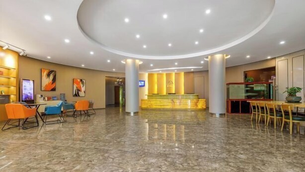 A spacious lobby with a marble floor, a reception desk, and seating areas. - Beijing Ruistin Hotel (Beijing Daxing New Airport Qingyuan Road Subway Station) (Beijing)