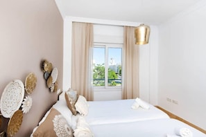 3 bedrooms, iron/ironing board, free WiFi