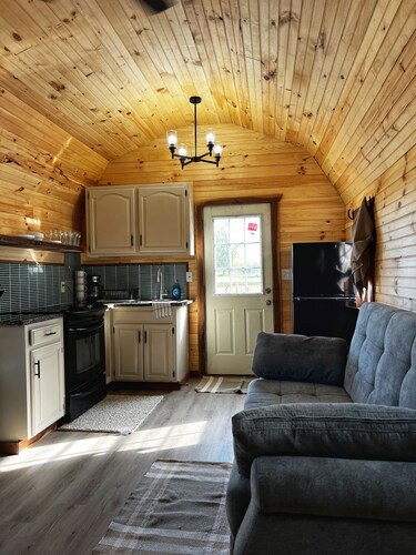 Cozy 1-bedroom cabin in charming Lamar MO with AC