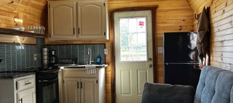 Cozy 1-bedroom cabin in charming Lamar MO with AC