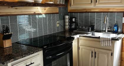 Cozy 1-bedroom cabin in charming Lamar MO with AC