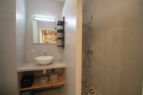 Dusche, Haartrockner, HandtĂŒcher, Seife