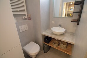 Chuveiro, secador de cabelo, toalhas de banho, sabonete