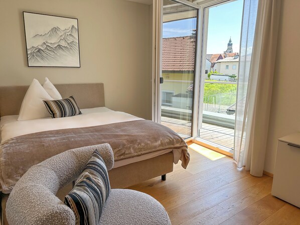 2 habitaciones, tabla de planchar con plancha y cuna de viaje 