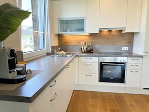 Fridge, oven, stovetop, dishwasher - "Seven" – Premium Apartments Seekirchen, Modern 2-Bedroom Apartment with Balcony (Seekirchen am Wallersee)