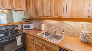 Kylskåp, mikrovågsugn, ugn och spishäll