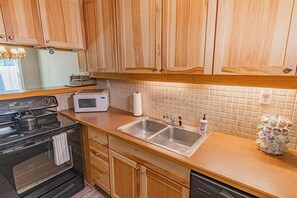 Kylskåp, mikrovågsugn, ugn och spishäll