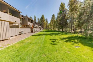 Property grounds - Walking distance to shops, brewery and eateries. (Sunriver)