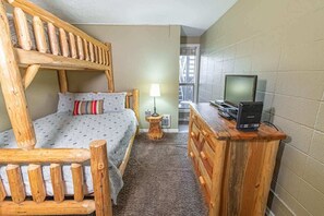 2 bedrooms, iron/ironing board, WiFi, bed sheets - Walking distance to shops, brewery and eateries. (Sunriver)