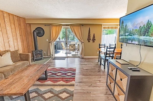 Walking distance to shops, brewery and eateries.