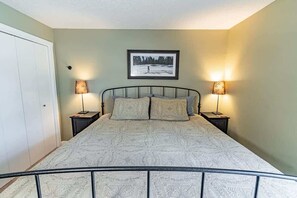 2 bedrooms, iron/ironing board, WiFi, bed sheets - Walking distance to shops, brewery and eateries. (Sunriver)