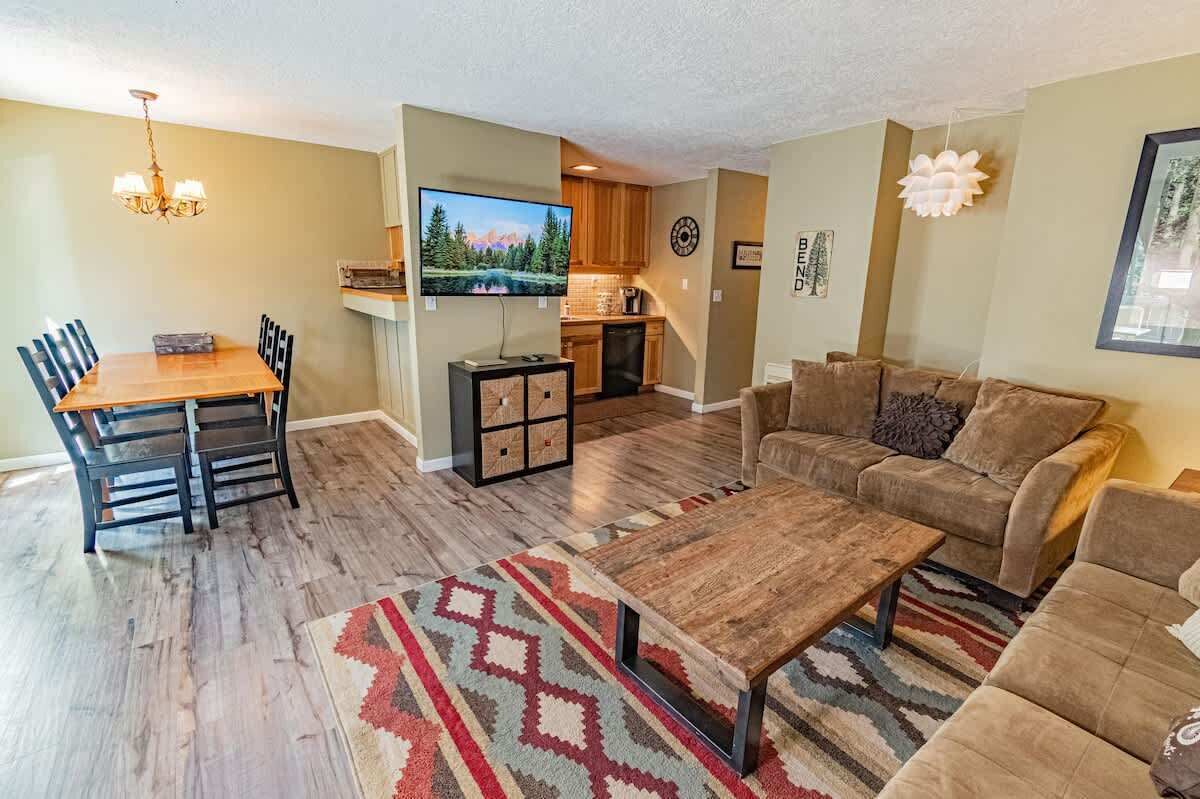 Una televisión, una chimenea