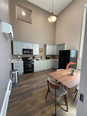 Fridge, microwave, oven, coffee/tea maker - One Zero Five Stay 300 (Barre)