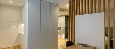 Standaard appartement | Een bureau, een laptopwerkplek, gratis wifi