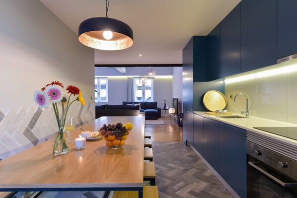 Kühlschrank, Mikrowelle, Ofen, Herdplatte