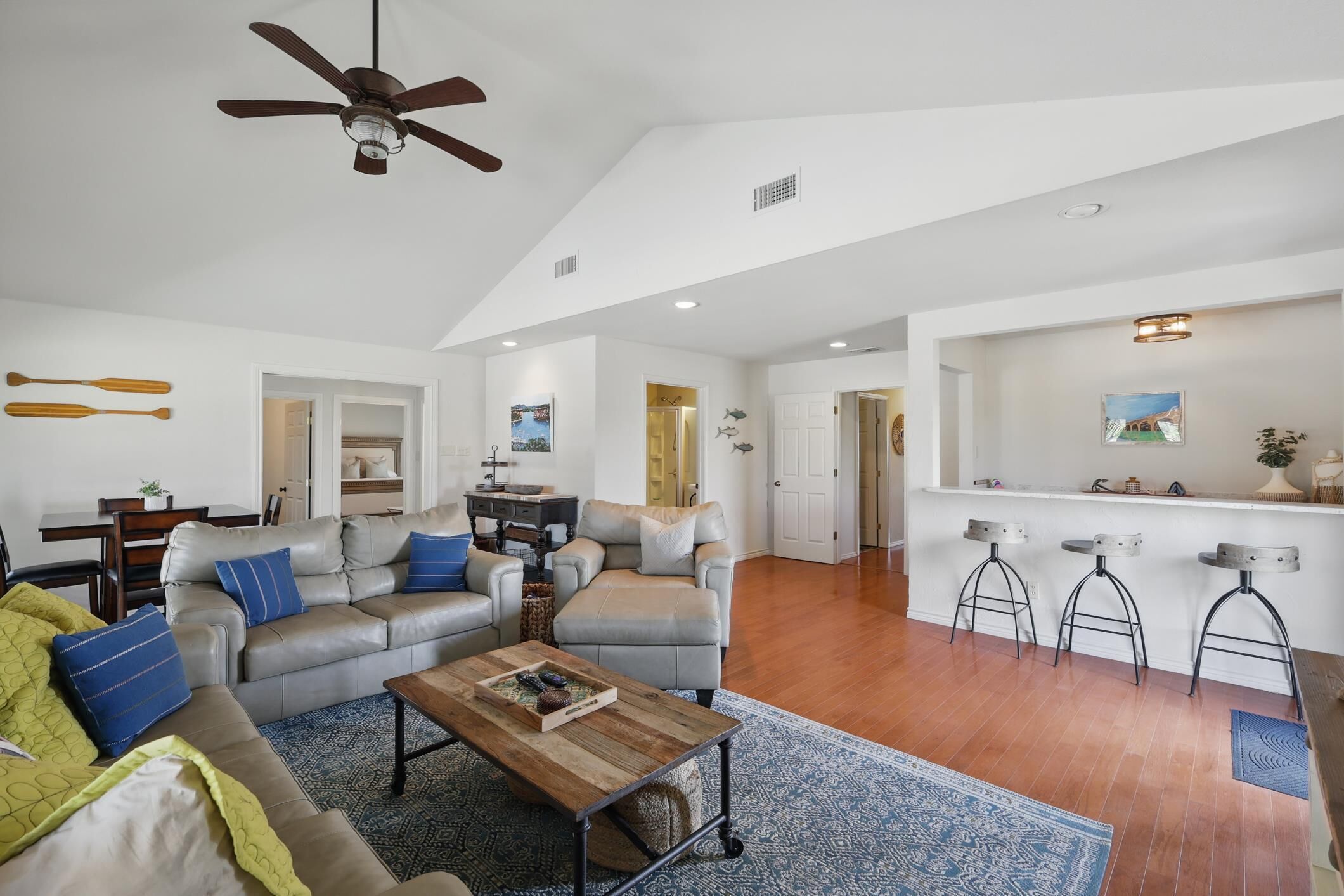 Smart TV, caminetto, tavolo da calcetto