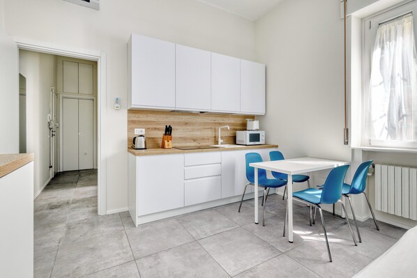 Comfort Studio, City View | Private kitchen