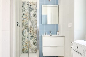 Studio, 1 Double Bed, Kitchenette | Bathroom