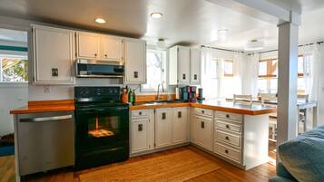 冷蔵庫、電子レンジ、オーブン、コンロ