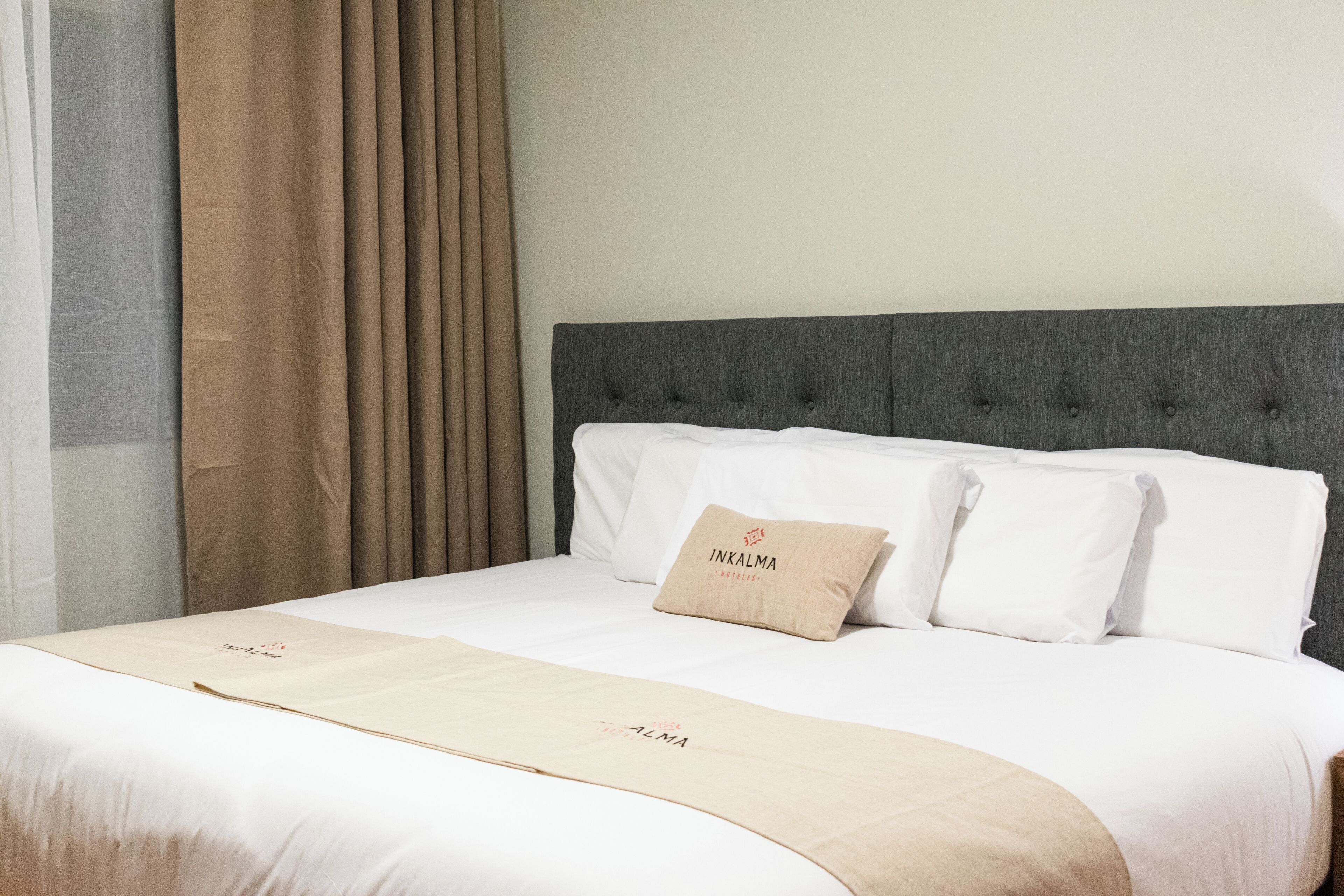 Habitación doble superior, balcón, vistas a la ciudad | Ropa de cama hipoalergénica y edredones de plumas