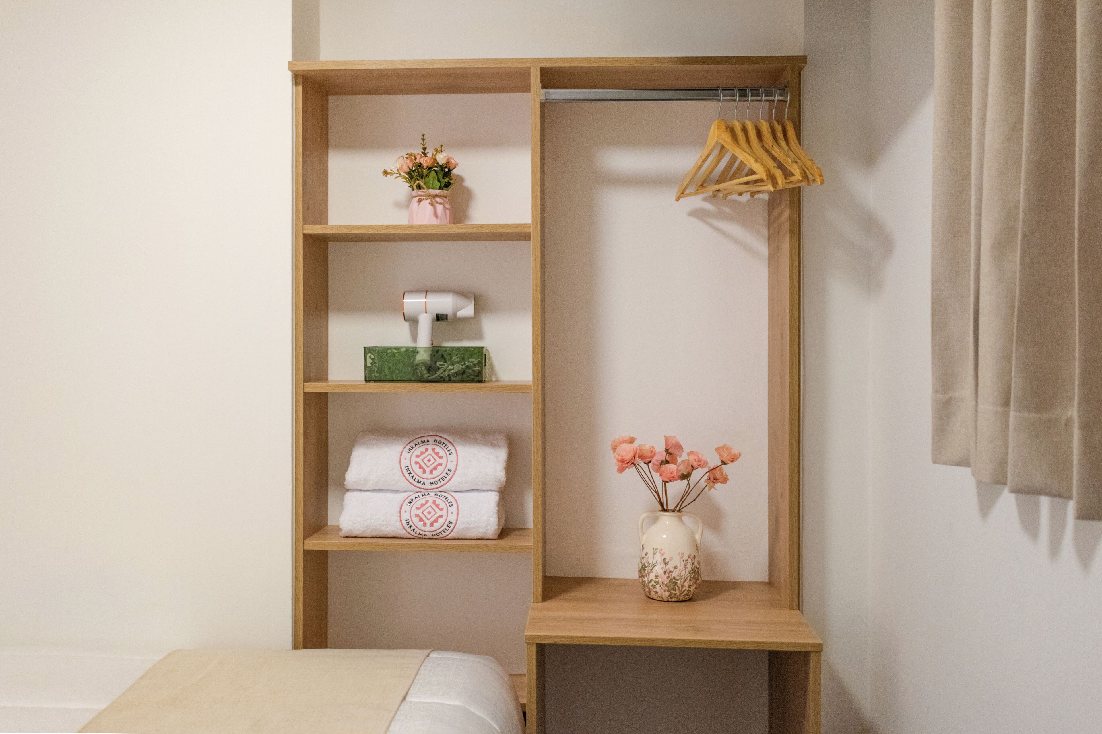 Phòng đôi Economy | Bộ đồ giường kháng dị ứng, chăn bông, nệm có lớp đệm bông, bàn 