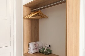 Hypo-allergenic bedding, down comforters, pillowtop beds, desk - INKALMA CENTRO  (Arequipa)