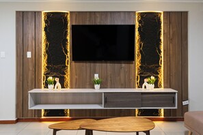 32 インチのスマートテレビ (衛星放送視聴可)