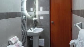 Ducha, cabezal de ducha tipo lluvia, secador de pelo y toallas