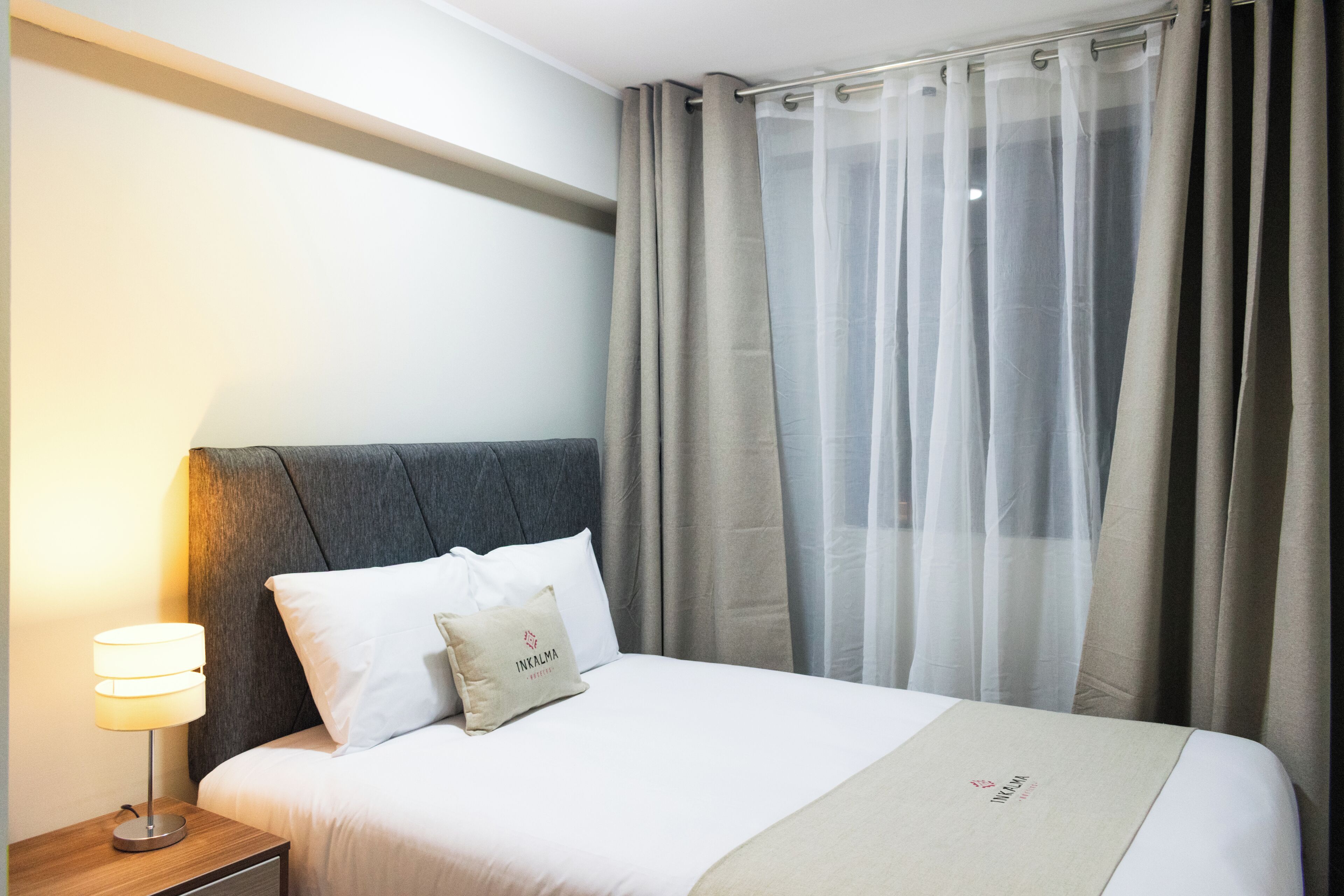 エコノミー ダブルルーム | 低刺激性寝具、羽毛の掛け布団、ピロートップベッド、デスク