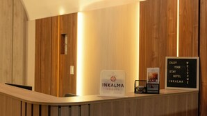 A reception desk with a sign reading 'INKALMA HOTELS.' - HOTEL INKALMA SANTA MARTA (Arequipa)