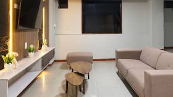 En 32-tommers smart-TV med Parabol-TV