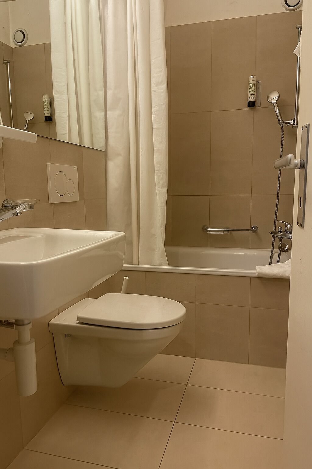 Une salle de bain avec un lavabo, des toilettes et une baignoire.