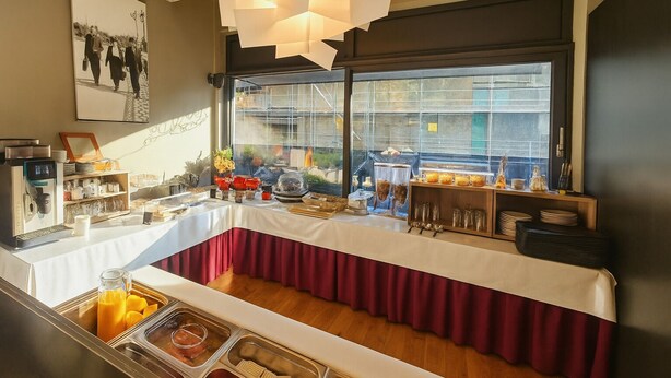 Un buffet de petit-déjeuner proposant une variété d’aliments et une machine à café.