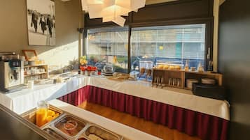 Dagelijks ontbijtbuffet (CHF 14.9 per persoon)