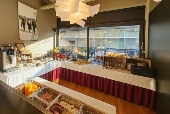Daily buffet breakfast (CHF 14.9 per person)