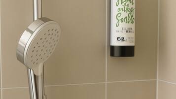 Une salle de bain moderne équipée d’une douche à pommeau, d’un pommeau de douche amovible et d’un distributeur mural de savon Stort antkns Sonllo.