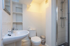 Apartment | Bathroom | Shower, free toiletries, hair dryer, towels