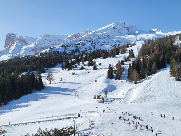 A snow-covered ski slope with skiers and a ski lift. - COSY stay at the MONTAGNE-STUDIO for 4/5 people - at the foot of the slopes (Unknown)