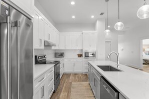 House, 4 Bedrooms, Private Pool, Beach View | Private kitchen | Full-size fridge, microwave, oven, stovetop