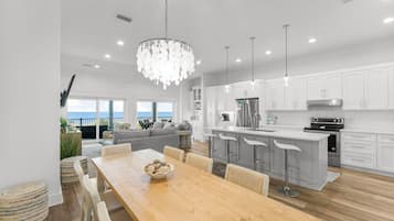 House, 4 Bedrooms, Private Pool, Beach View | In-room dining