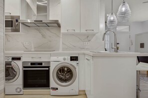 Kühlschrank, Mikrowelle, Ofen, Herdplatte