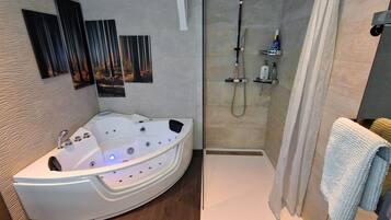 Baignoire Ă jets, sĂšche-cheveux, serviettes fournies, savon