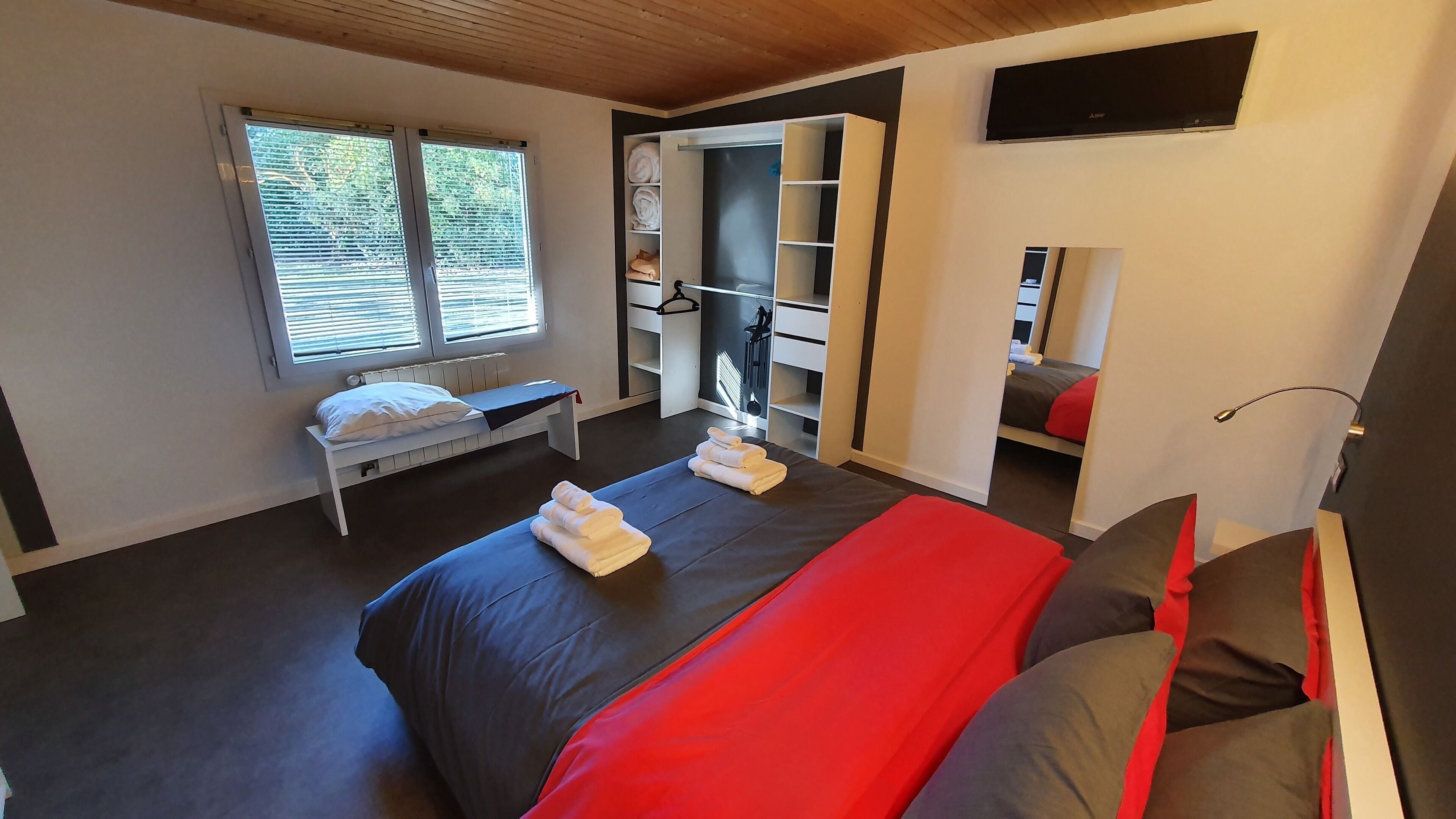 1 chambre, bureau, fer et planche à repasser, lit parapluie