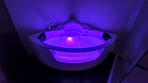 A modern bathroom with a unique, illuminated bathtub. - Guesthouse in wooded grounds (Saint-Vincent-de-Tyrosse)