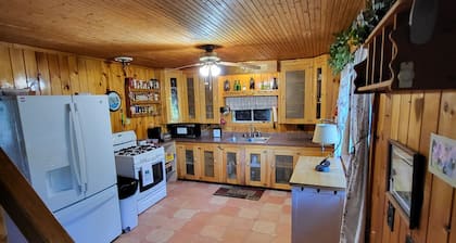 Lovely Lakefront private 2-bedroom cottage with WiFi in Lincoln