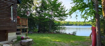 Lovely Lakefront private 2-bedroom cottage with WiFi in Lincoln