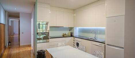 Réfrigérateur, four à micro-ondes, un four, surface de cuisson